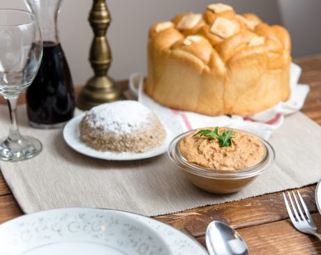 Skromna slavska trpeza, kolač, žizo, vino i riblja pašteta