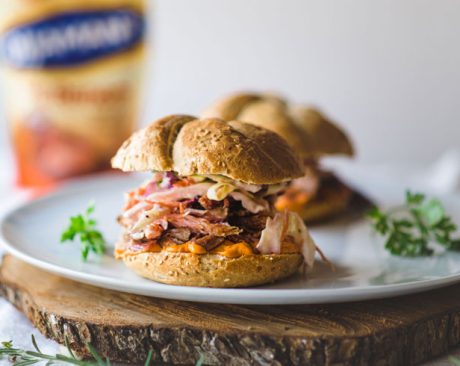 Pikanti sendviči sa cepkanom butkicom i kupus salata sa renom